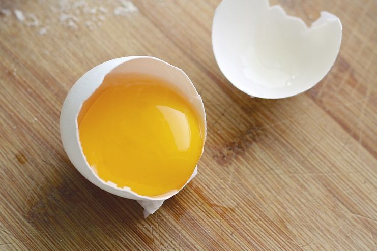 Egg yolk for eyelashes