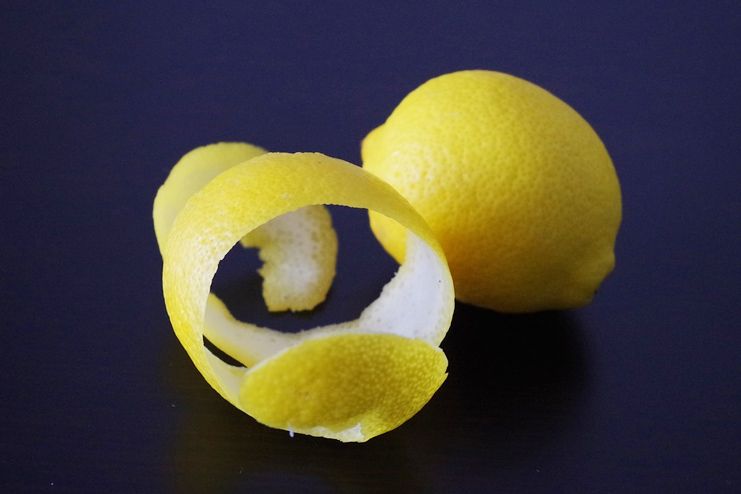Lemon peels for eyelashes