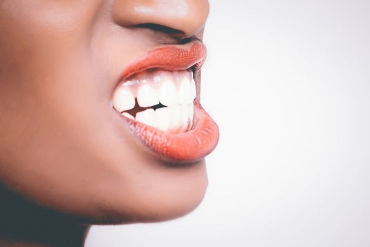 Pomegranate benefits helps strengthen teeth