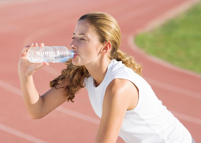 Жажда и обильное мочеиспускание. У спортсменов бывает сухость во рту. АТ спорта бувает сухость ворту. Дети пьют воду во время бега.