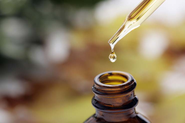 Tea Tree Oil for Dandruff: How it Helps in Treating Dandruff