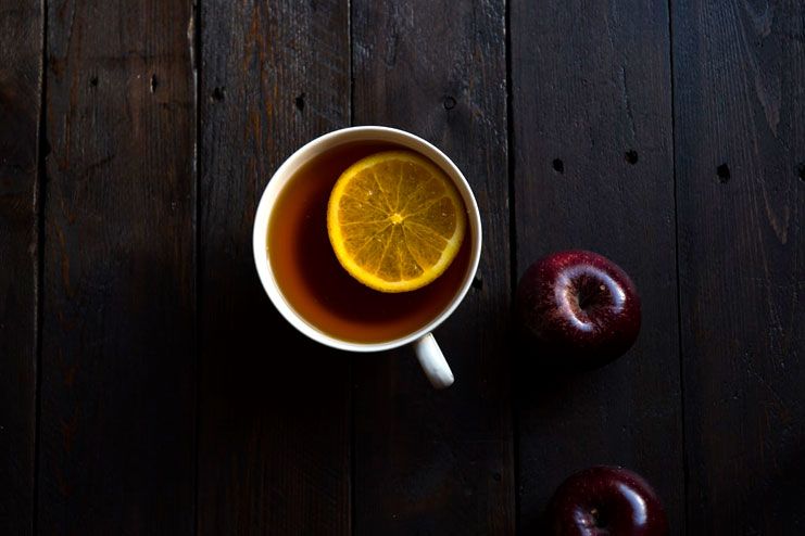 Laryngitis - Drinking tea with lemon and honey