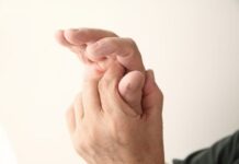 How to Treat a Jammed Finger — and When It Might Be Broken How to Treat a Jammed Finger and When It Might Be Broken