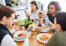 I Tried No Screens During Meals – Here’s How It Changed My Health and Mindset I Tried No Screens During Meals