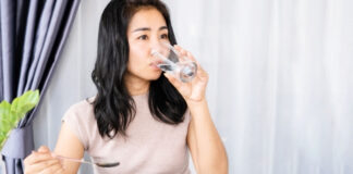Does Drinking Water With Meals Dilute Digestive Enzymes? Does Drinking Water With Meals Dilute Digestive Enzymes