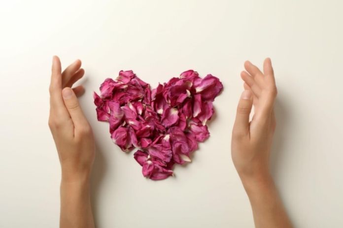 Essential Oils for Feminine Hygiene: Aromatherapy and Women’s Well-being Essential Oils for Feminine Hygiene