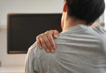 Is Shoulder Blade Pain a Sign of Lung Cancer? When to Worry and When Not To Is Shoulder Blade Pain a Sign of Lung Cancer