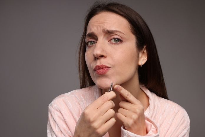 What Causes Random Dark Hairs on the Chin What Causes Random Dark Hairs on the Chin